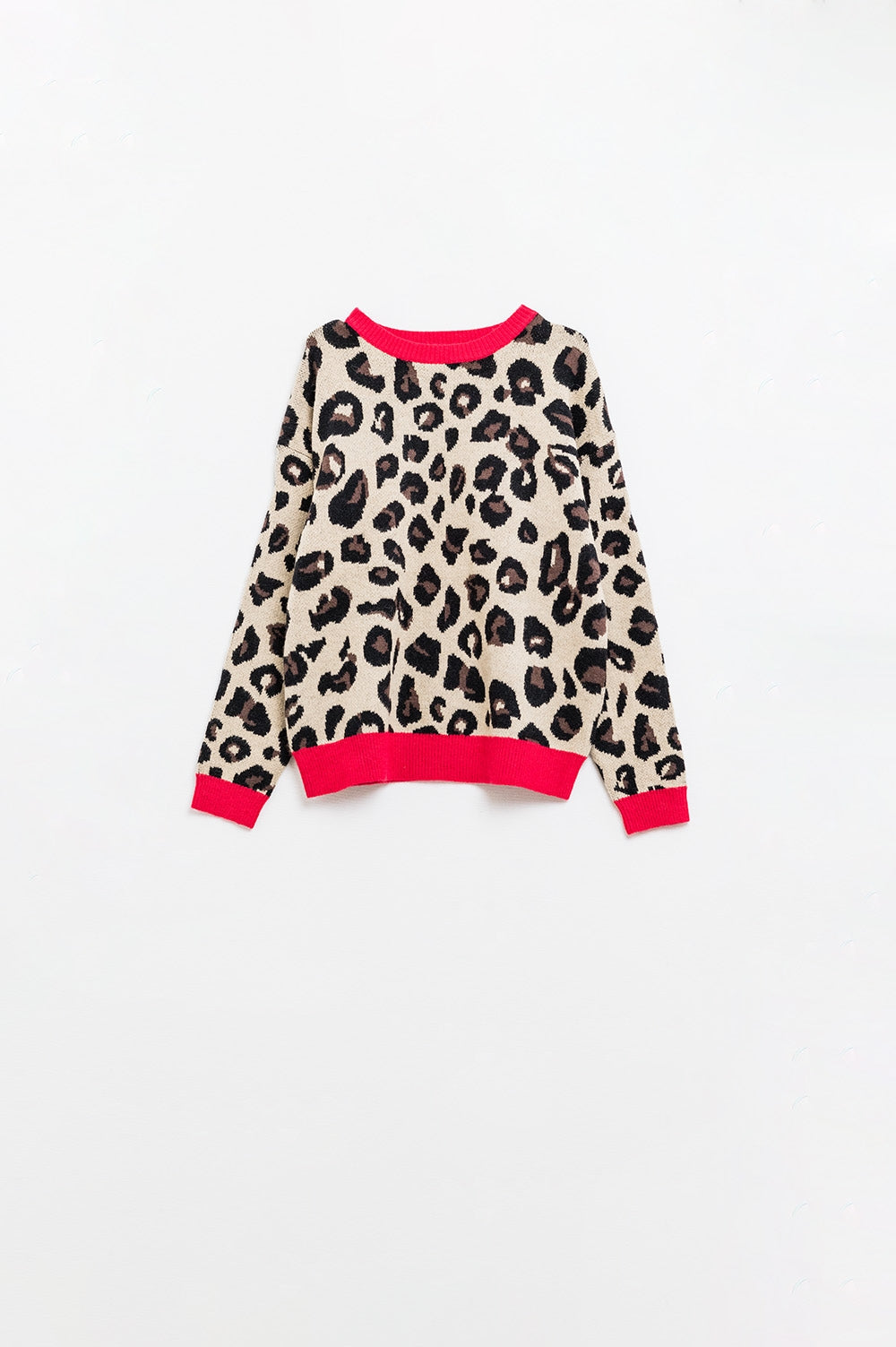 Suéter de leopardo com detalhe vermelho no pescoço e nas mangas