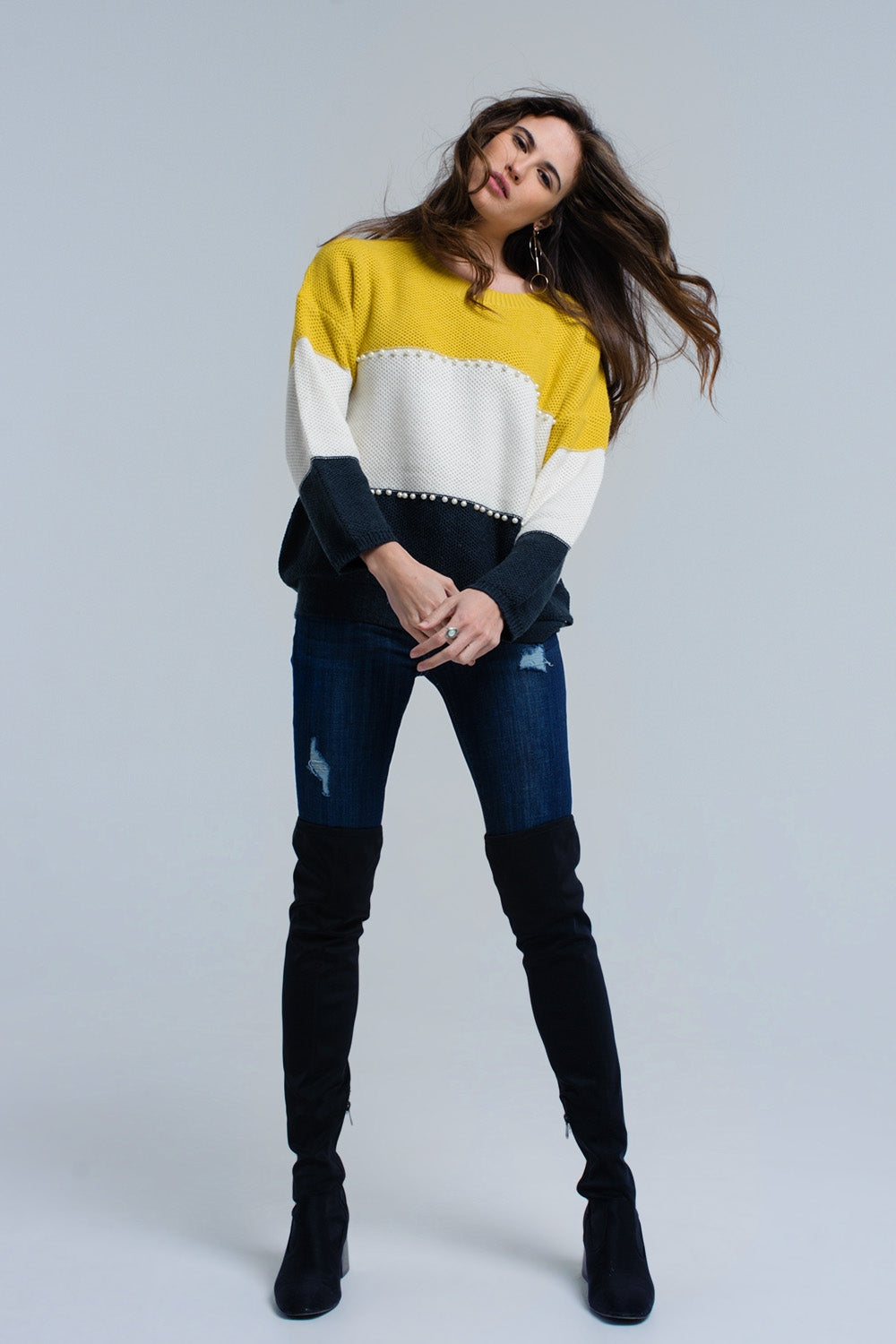 Suéter de malha amarelo com pérolas