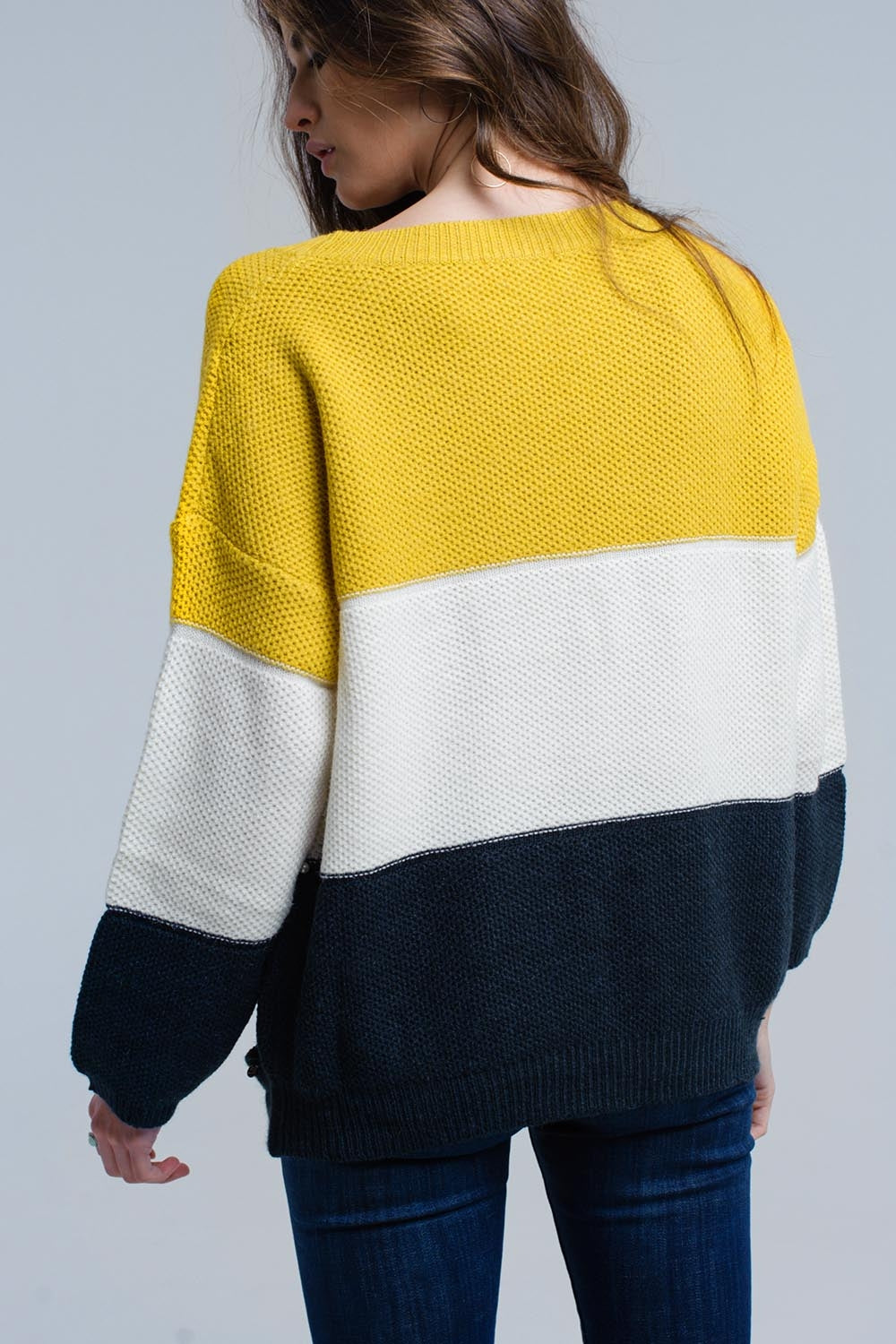 Suéter de malha amarelo com pérolas