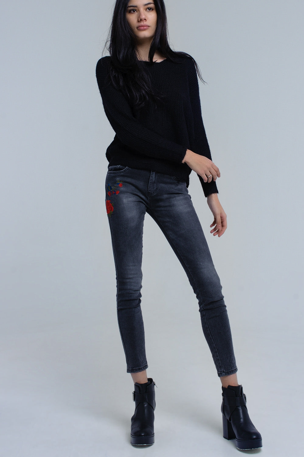 Suéter de malha preta com fecho de gravata