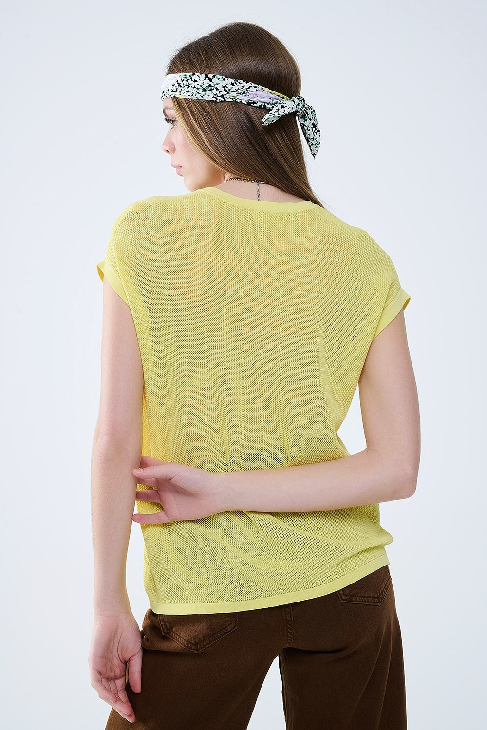 suéter de malha quadriculada na cor amarela