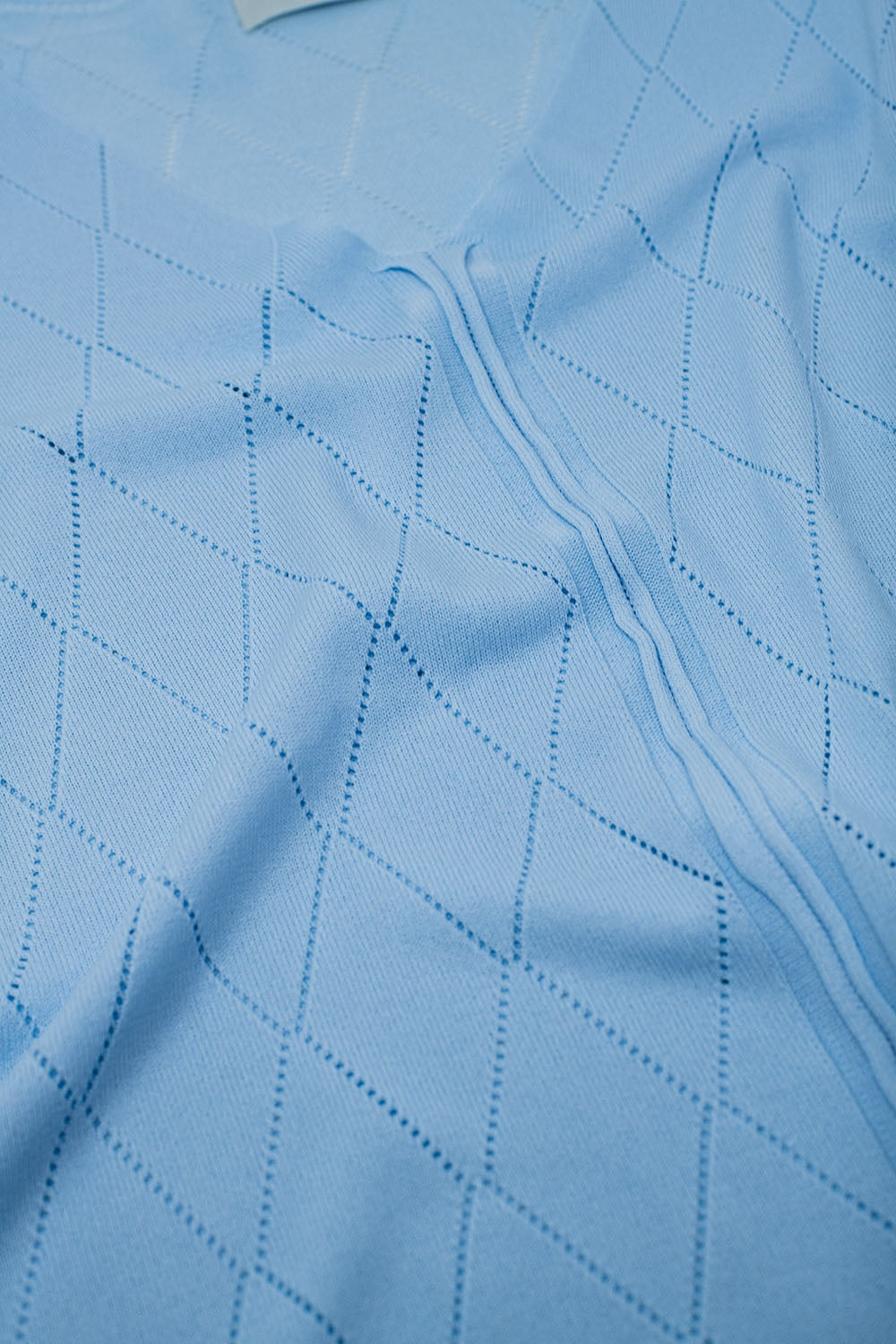 Suéter de manga curta azul claro com padrão argyle