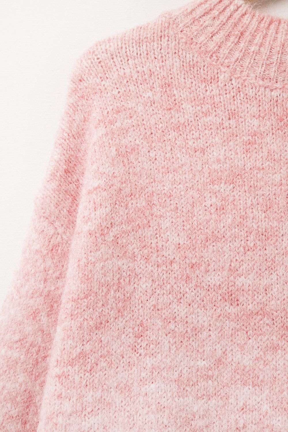 Suéter Fluffy rosa com mangas três quartos e gola redonda
