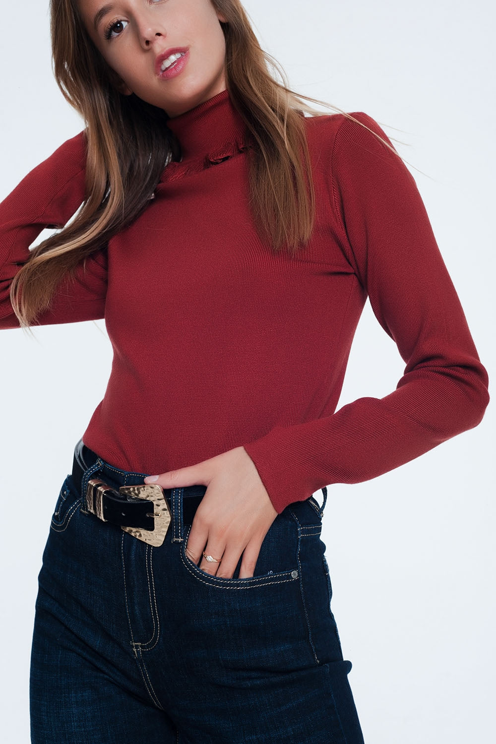 Q2 Suéter laranja com nervuras com babados no pescoço