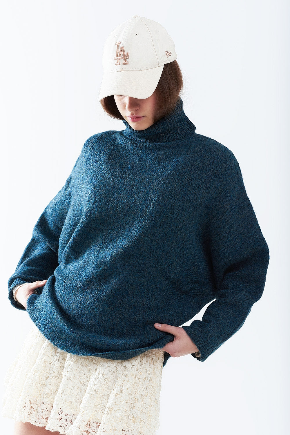 Q2 Suéter oversized em azul-petróleo com gola alta e mangas soltas