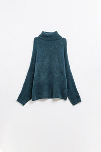 Suéter oversized em azul-petróleo com gola alta e mangas soltas