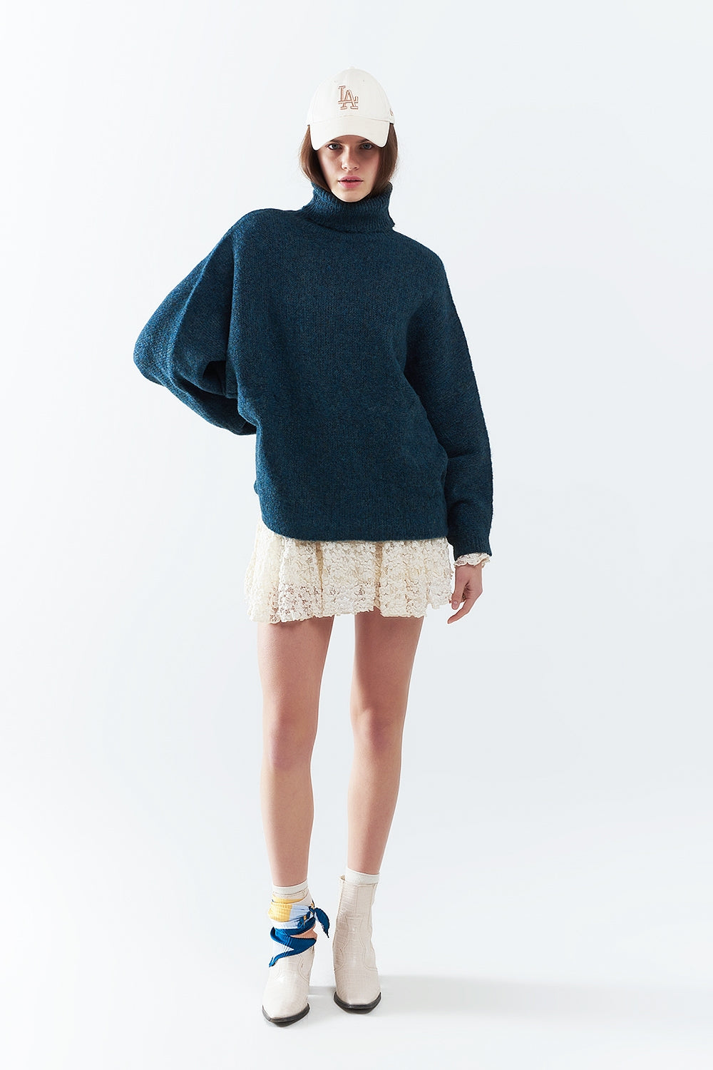 Suéter oversized em azul-petróleo com gola alta e mangas soltas