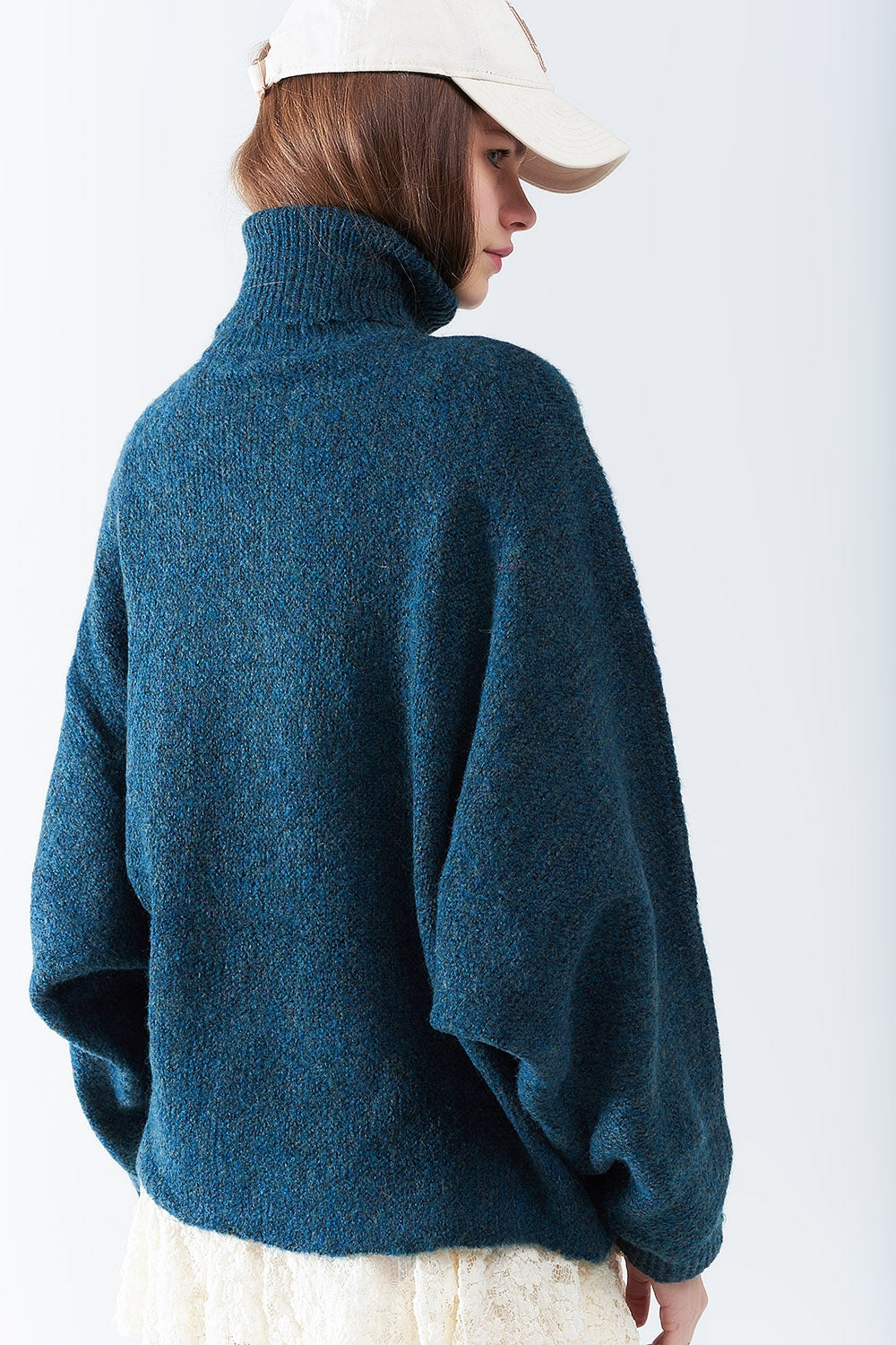 Suéter oversized em azul-petróleo com gola alta e mangas soltas