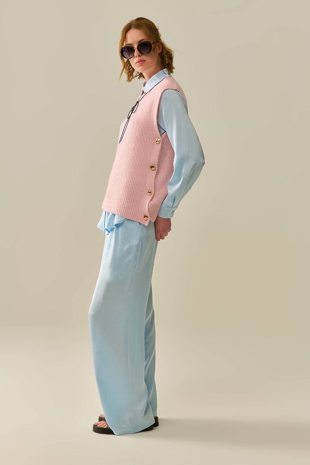 Suéter rosa sem mangas com botões dourados