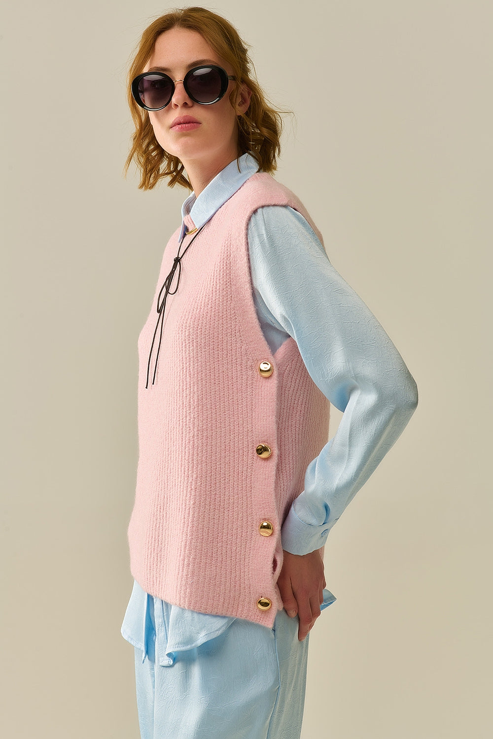 Suéter rosa sem mangas com botões dourados