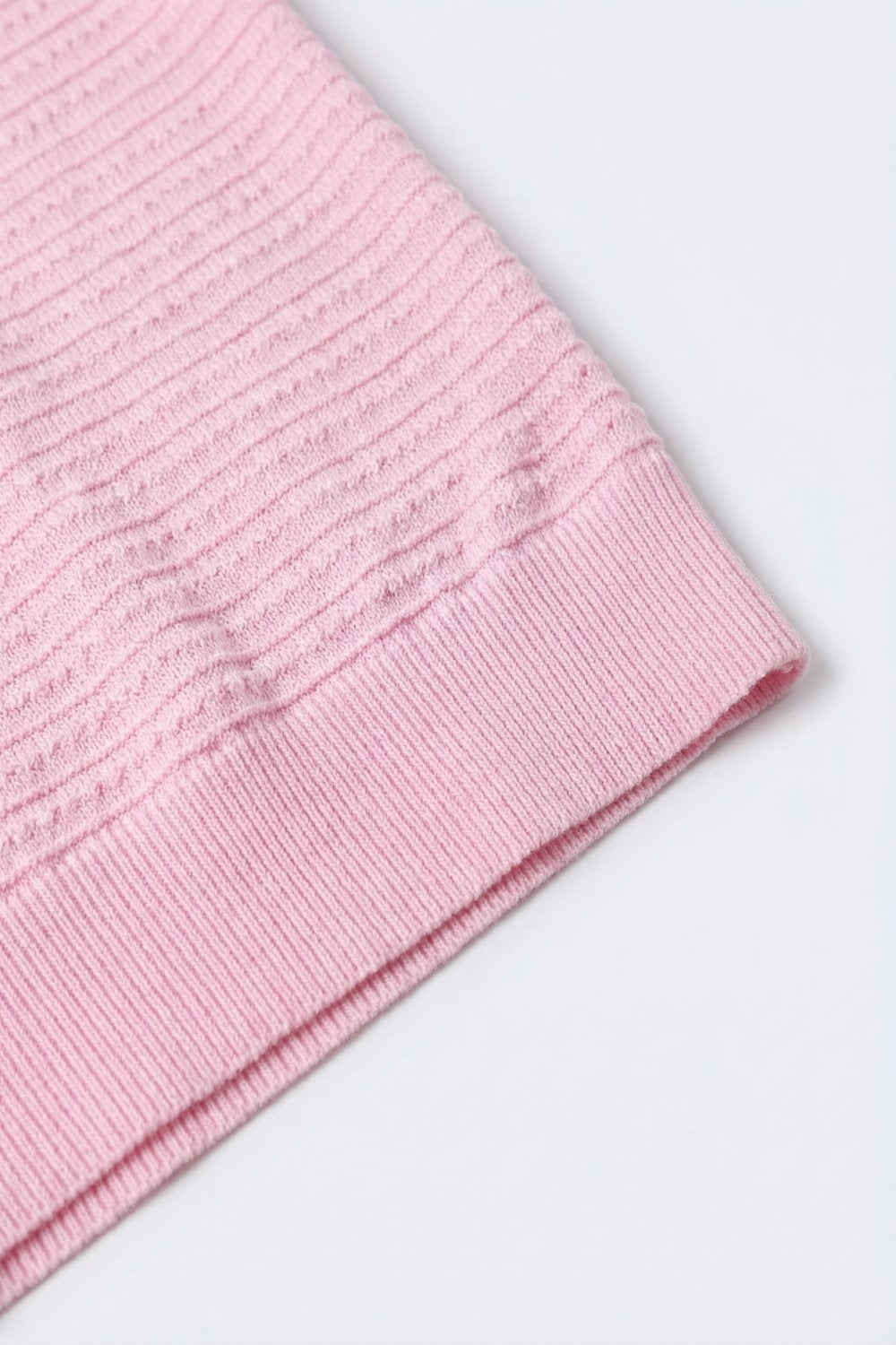 Suéter rosa texturizado leve de malha com decote em V e botões