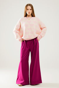 Suéter supermacio oversized creme com corações rosa por toda parte