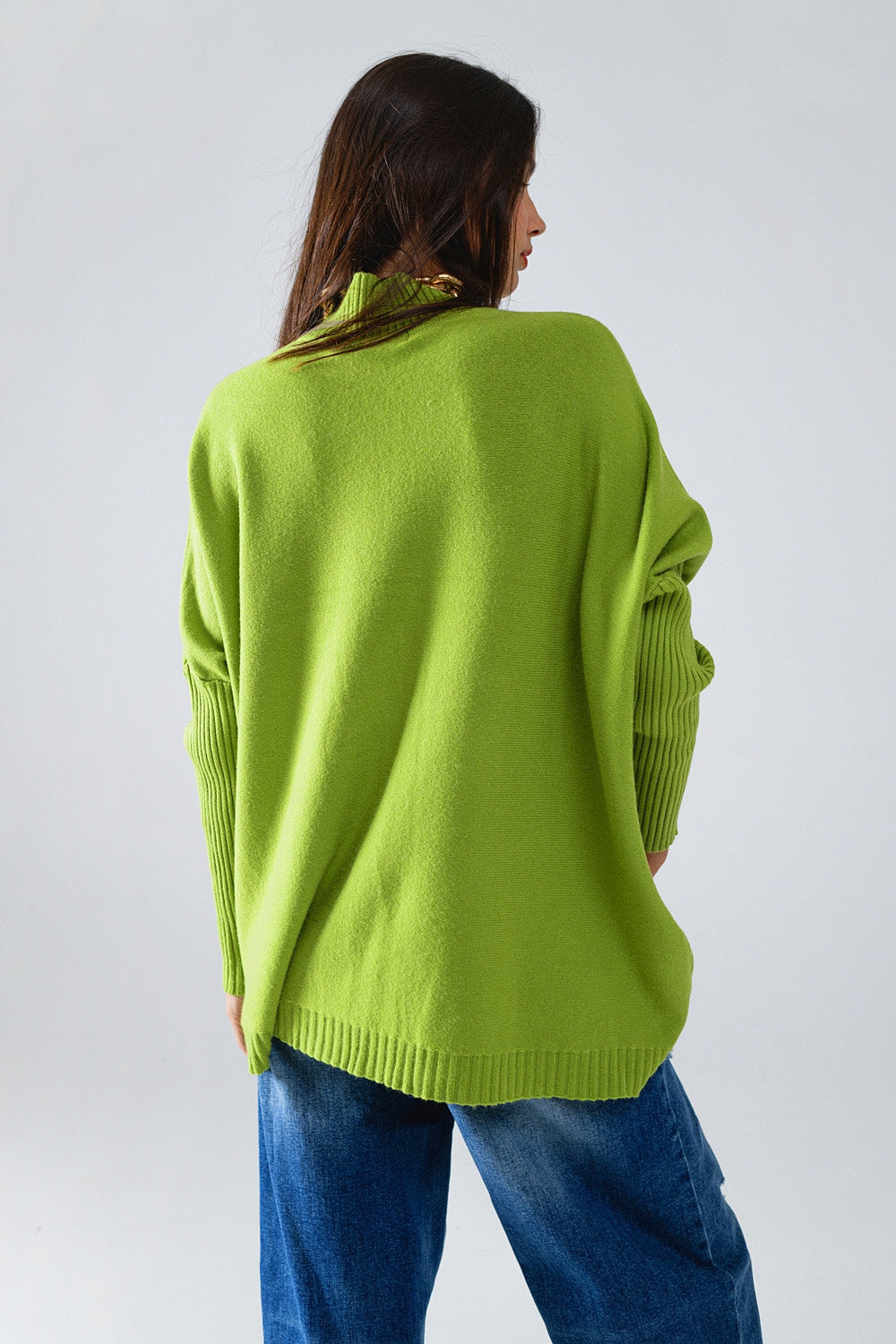 Suéter verde oversized e confortável com mangas caneladas