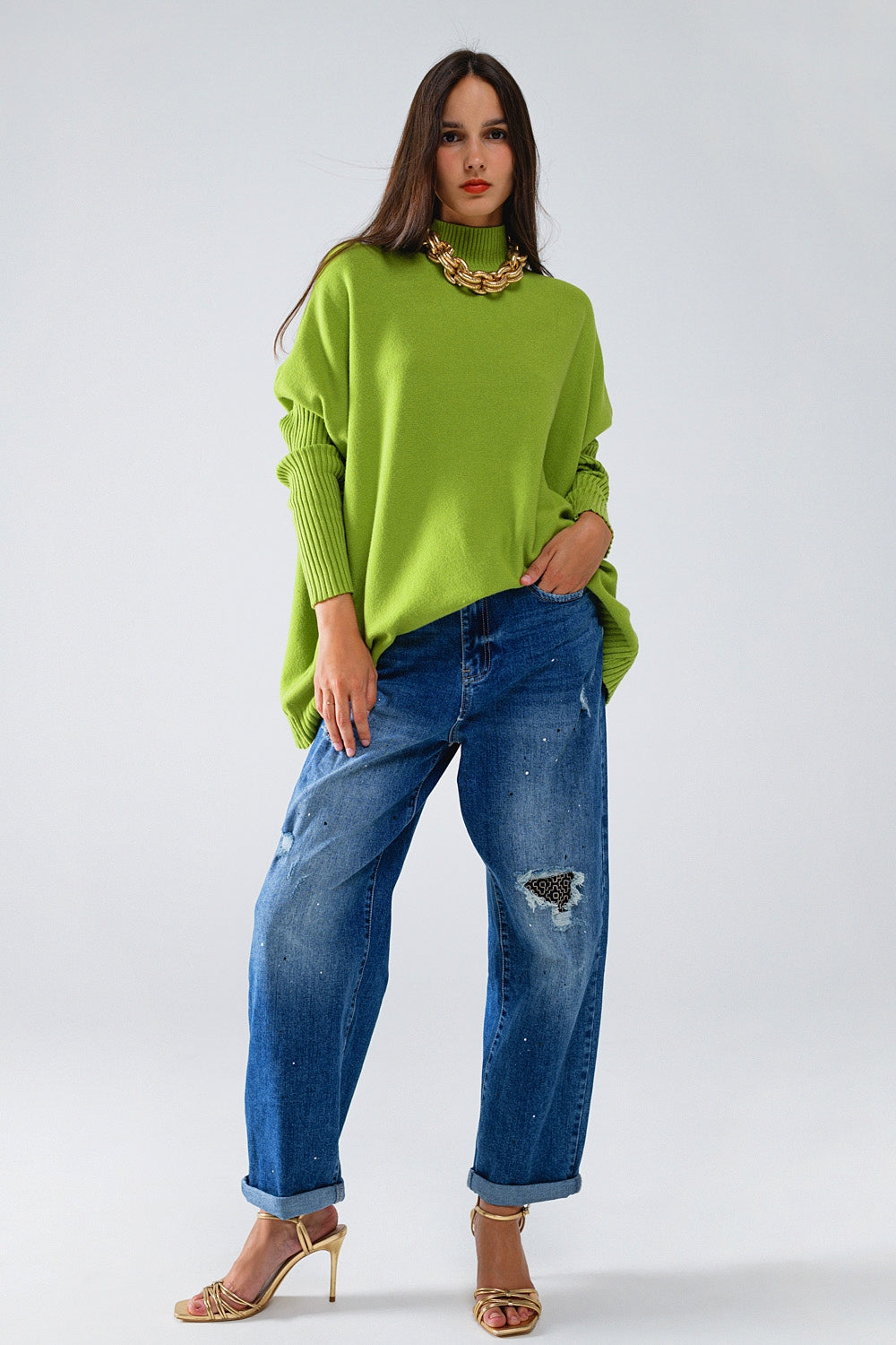 Suéter verde oversized e confortável com mangas caneladas