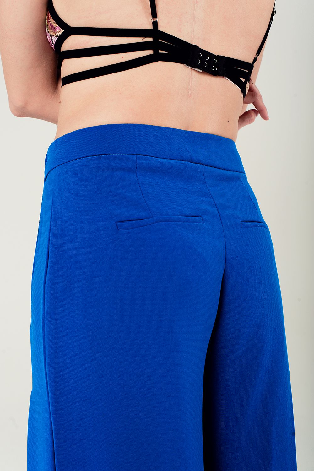 Sutiã triângulo preto de rede com flores