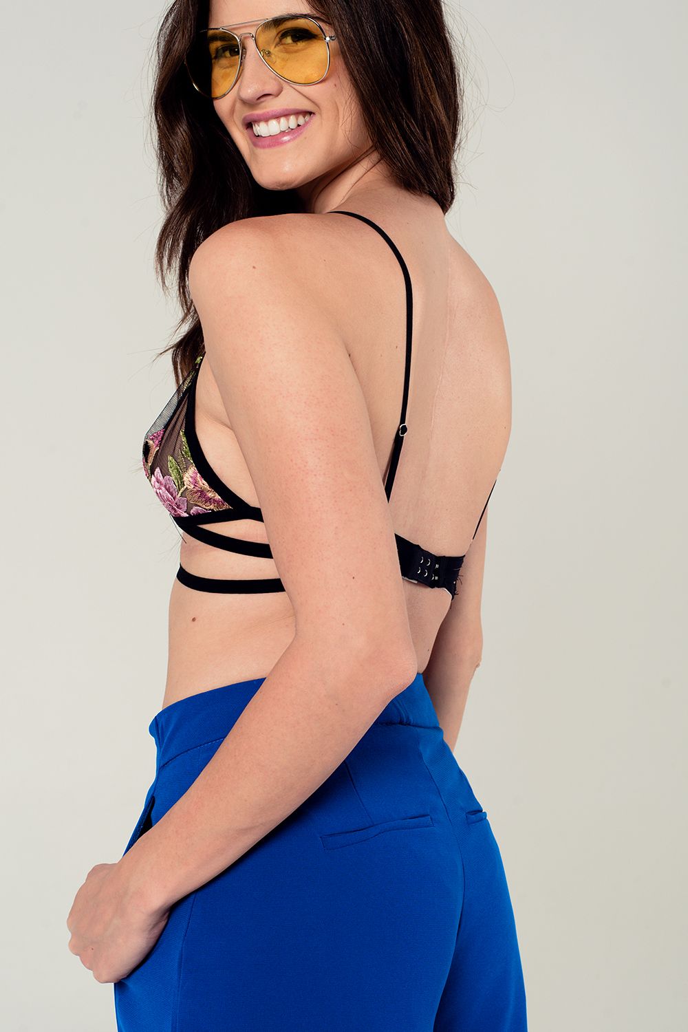 Sutiã triângulo preto de rede com flores