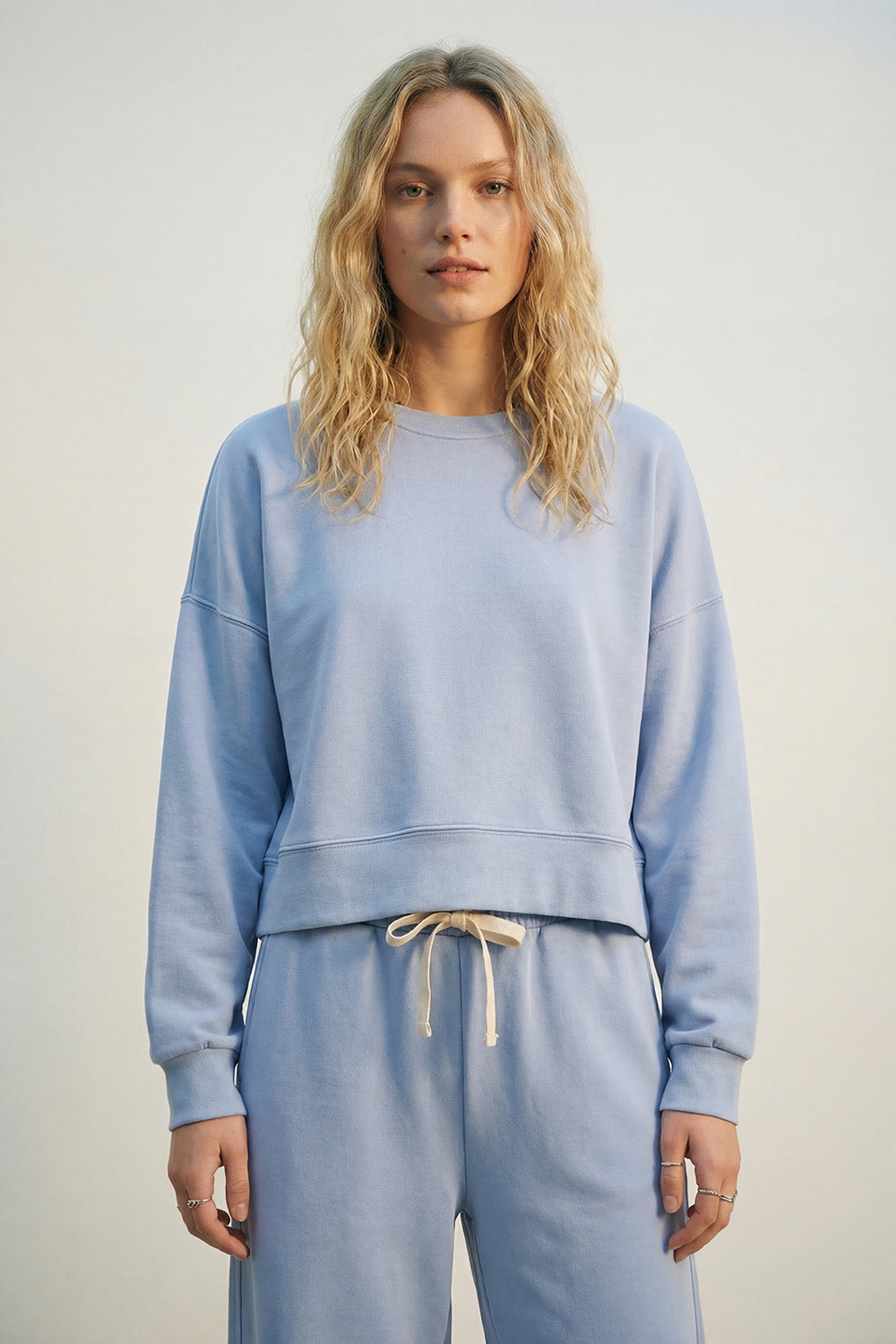 Q2 Sweatshirt básica com gola redonda e ombros caídos em azul