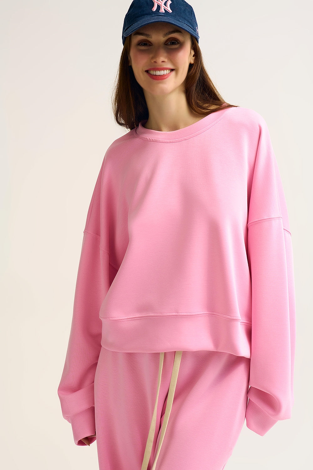 Q2 Sweatshirt básica com gola redonda e ombros caídos em cor-de-rosa