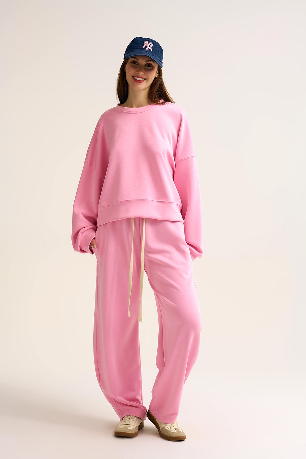 Sweatshirt básica com gola redonda e ombros caídos em cor-de-rosa