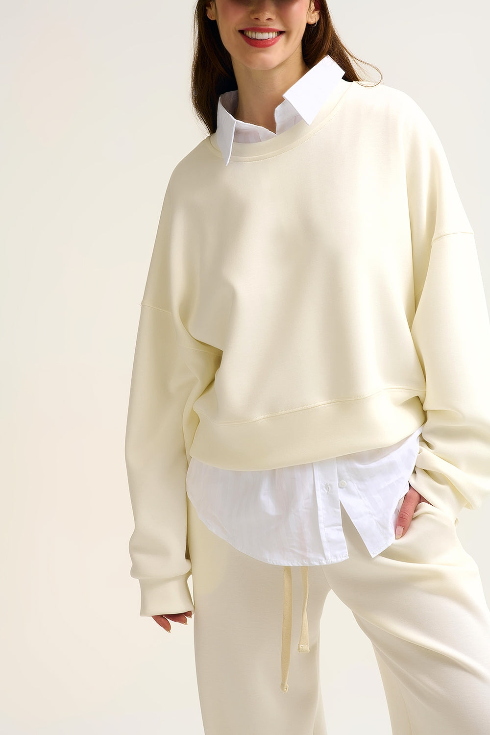 Q2 Sweatshirt básica com gola redonda e ombros caídos em creme