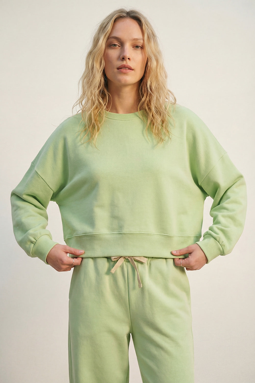 Q2 Sweatshirt básica com gola redonda e ombros caídos em verde