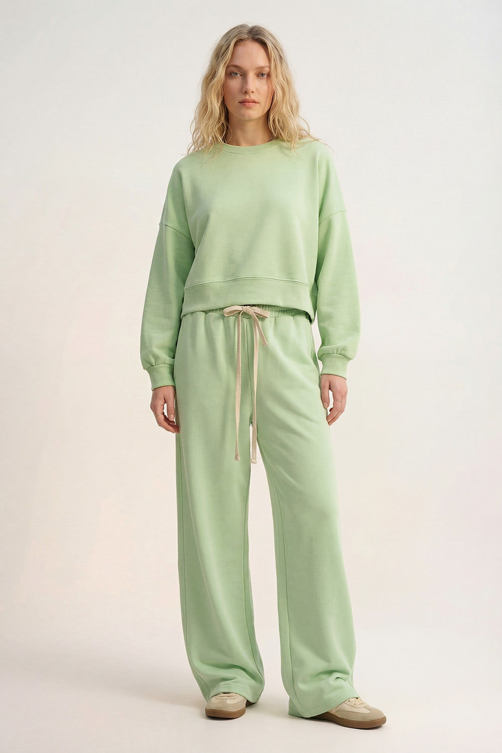 Sweatshirt básica com gola redonda e ombros caídos em verde