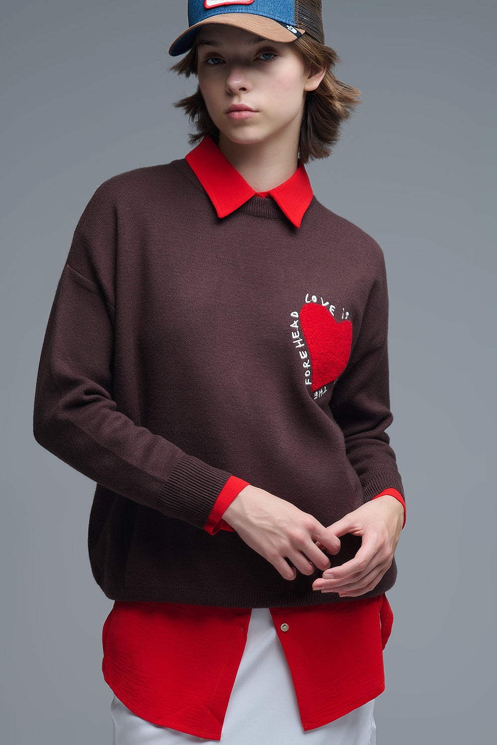 Q2 Sweatshirt de malha com coração bordado e texto em castanho