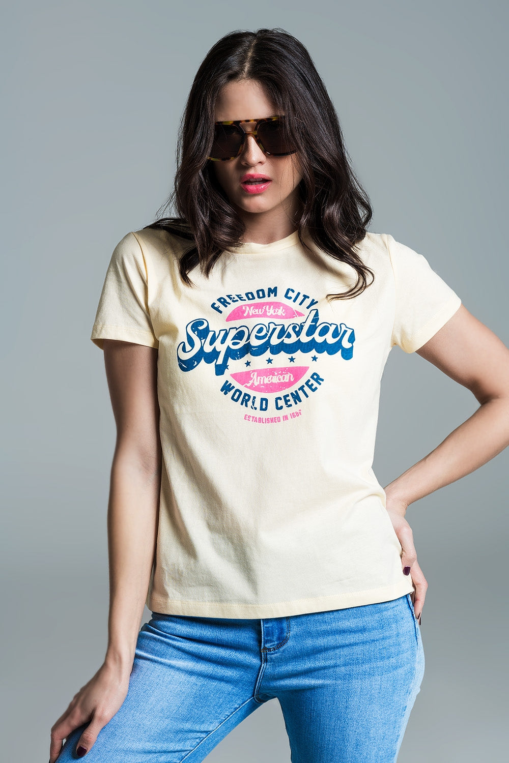 Q2 T-shirt amarela superstar estampada