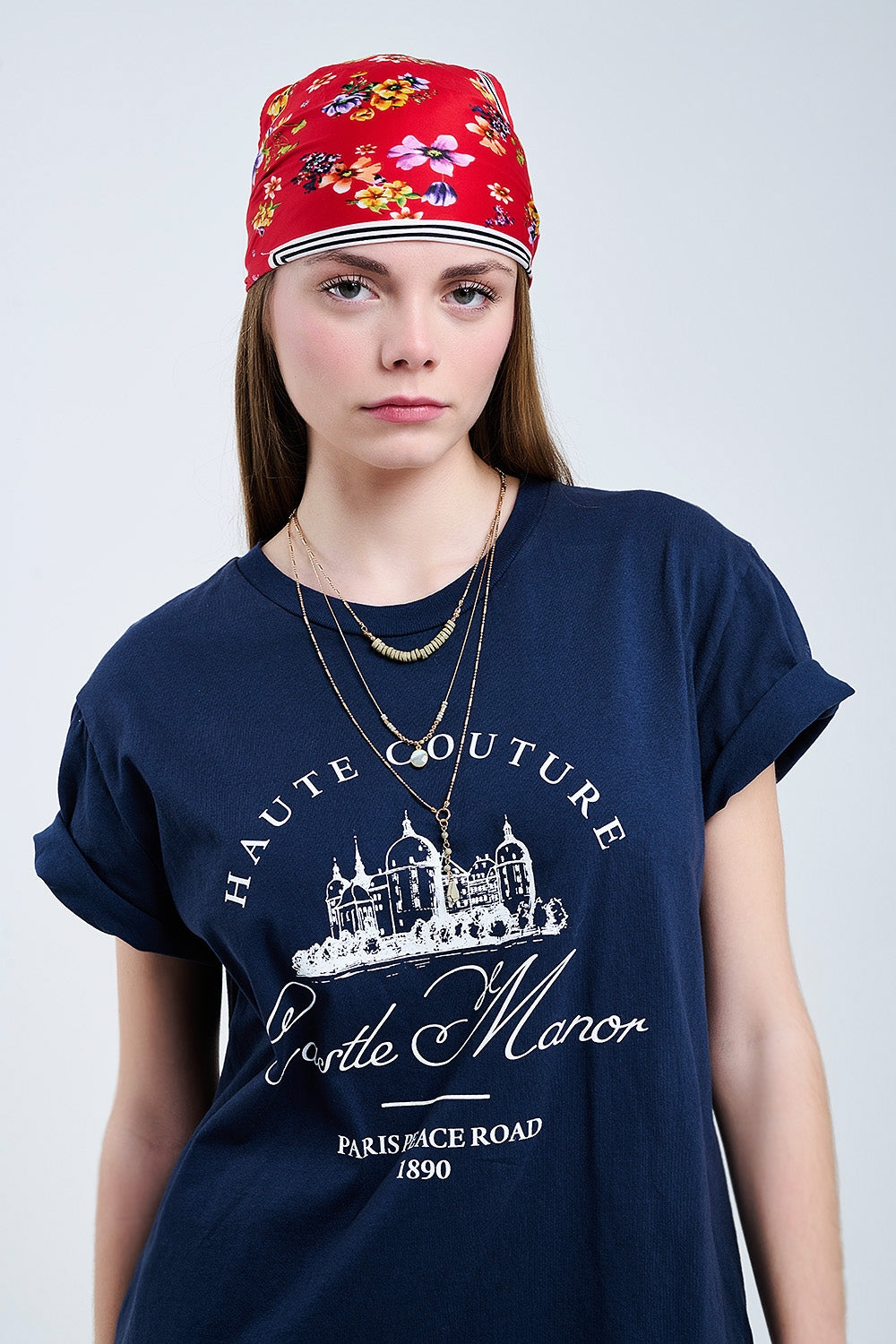 T-shirt azul com desenho da mansão do castelo