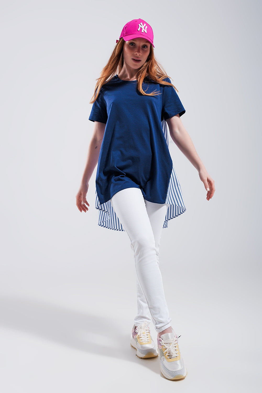 T shirt azul com desenho partido