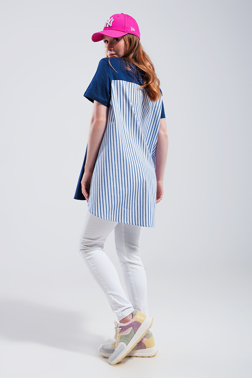 T shirt azul com desenho partido