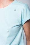 T-shirt azul com detalhes em strass