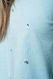 T-shirt azul com detalhes em strass