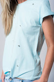 T-shirt azul com detalhes em strass