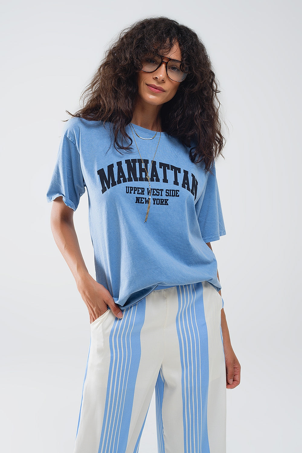 Q2 T-shirt azul com texto de Manhattan
