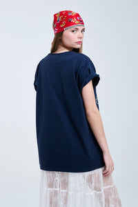 T-shirt azul escura com desenho da mansão do castelo