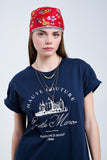 T-shirt azul escura com desenho da mansão do castelo