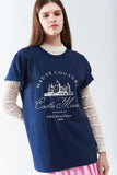 T-shirt azul escura com desenho da mansão do castelo