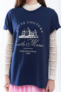 T-shirt azul escura com desenho da mansão do castelo