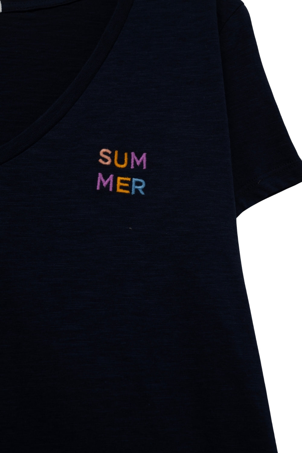 T-Shirt azul-marinho com decote largo e pormenor de texto
