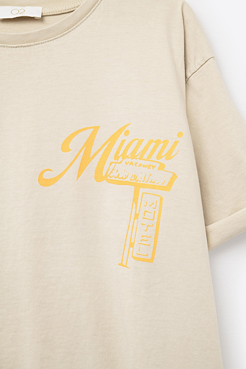 T-shirt bege com impressão do logótipo de Miami