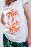 T shirt branca com estampa Summer Vibes