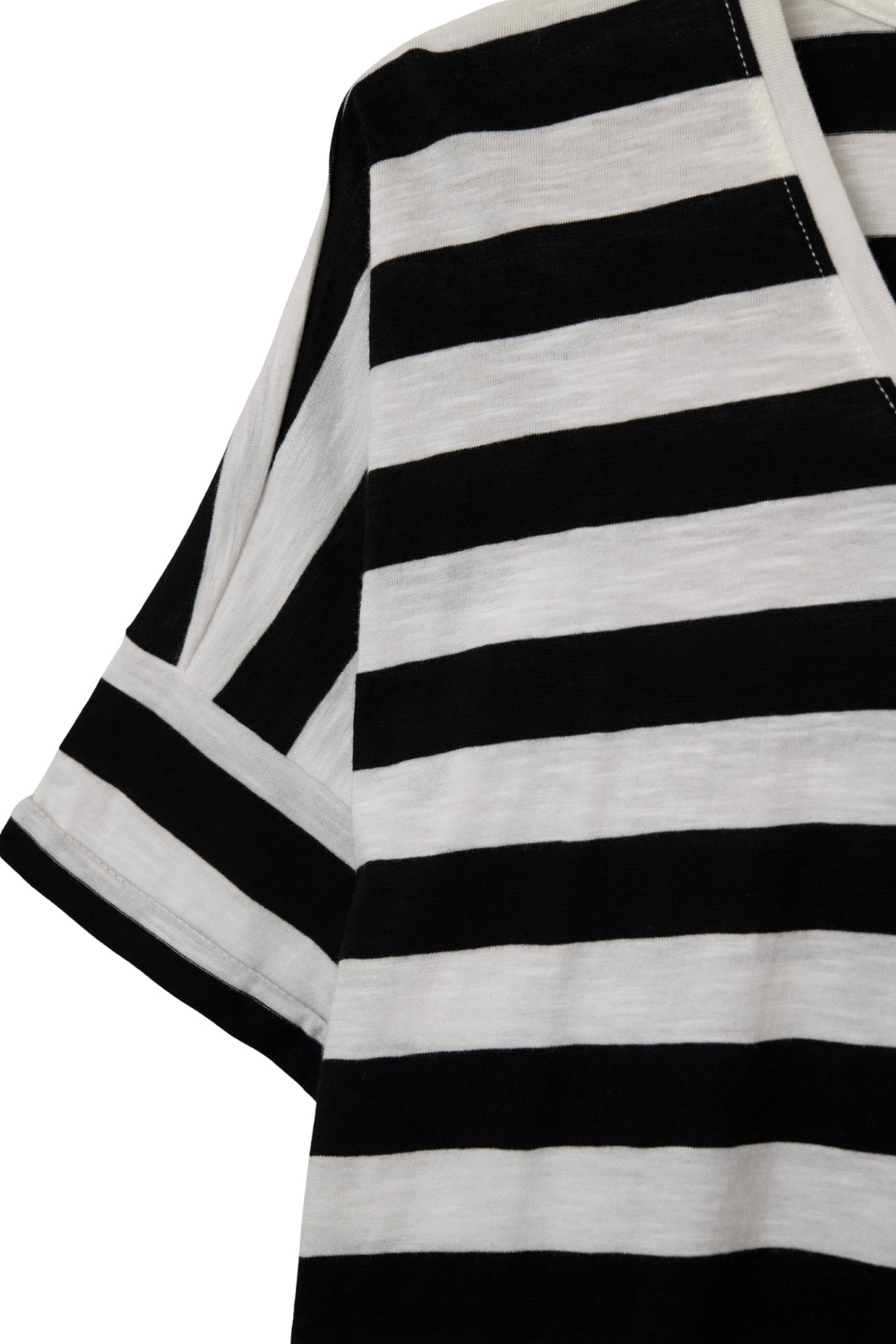T-shirt branca com riscas pretas e gola redonda