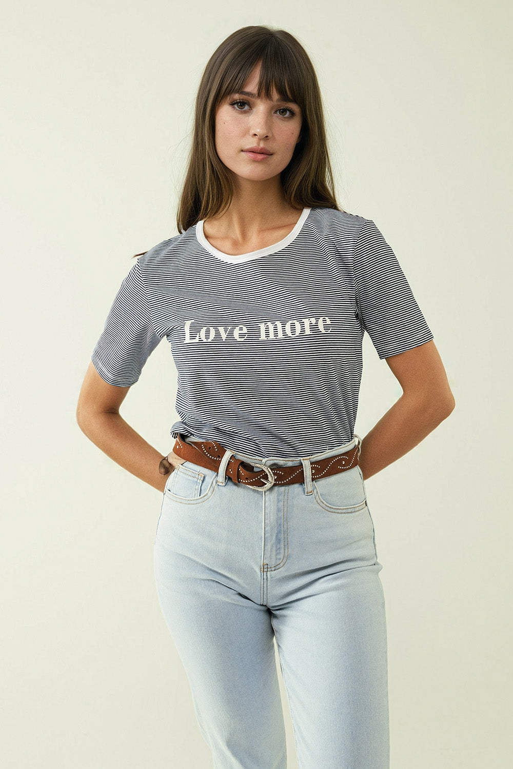 Q2 T-shirt branca com riscas pretas e texto Love More