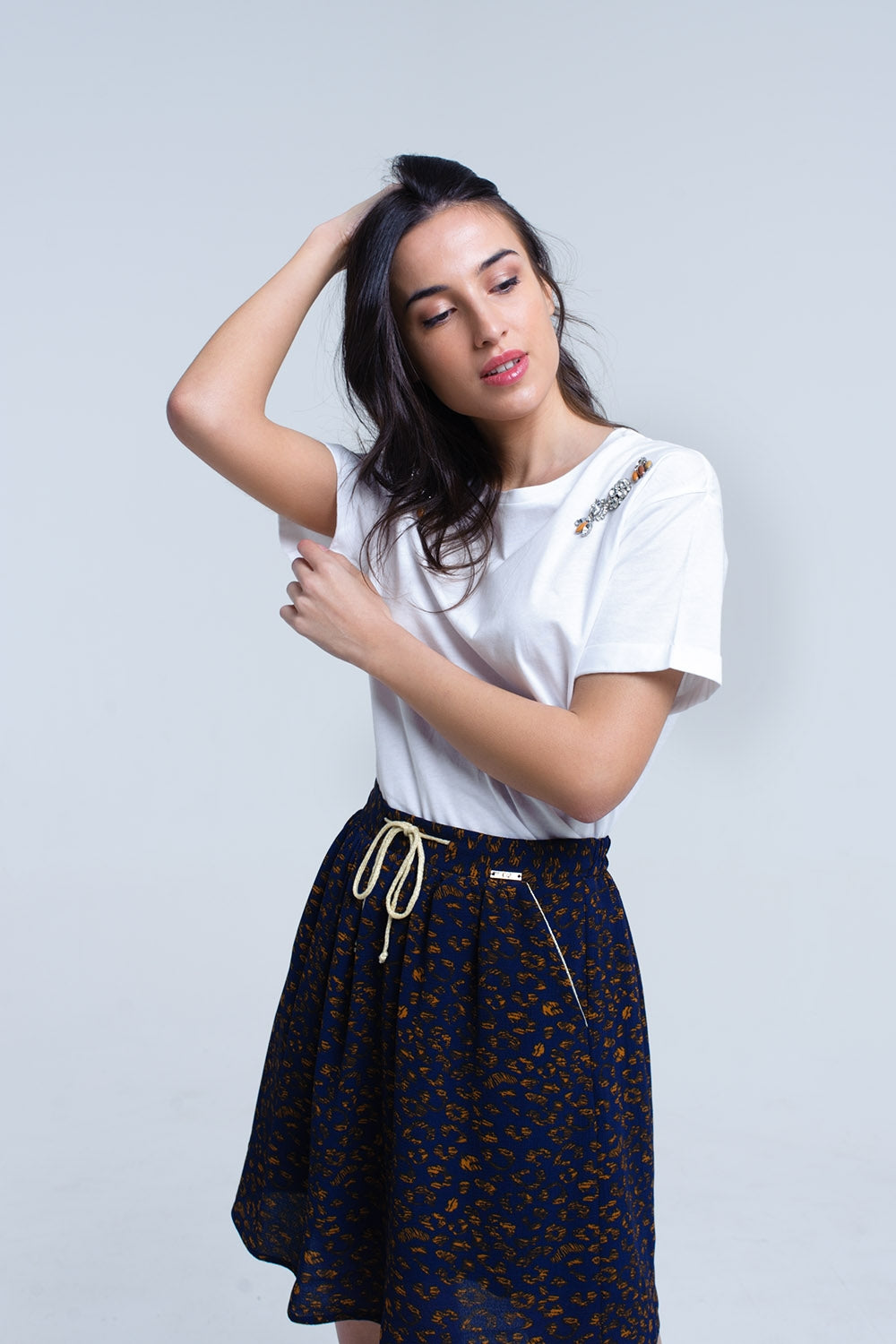 T-shirt branca com strass de cristal