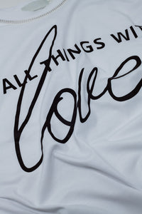 T-Shirt branca com texto preto na frente e rebordo no pescoço