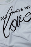 T-Shirt branca com texto preto na frente e rebordo no pescoço
