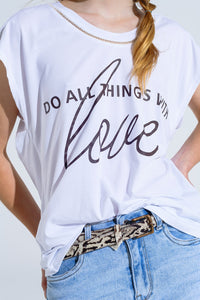 T-Shirt branca com texto preto na frente e rebordo no pescoço