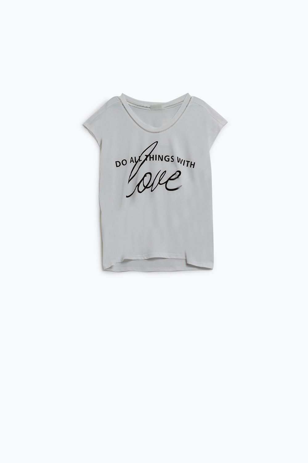 T-Shirt branca com texto preto na frente e rebordo no pescoço