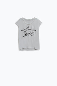 T-Shirt branca com texto preto na frente e rebordo no pescoço